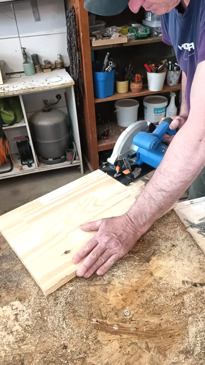 Découpe de bois à la scie circulaire par GaulardSAP