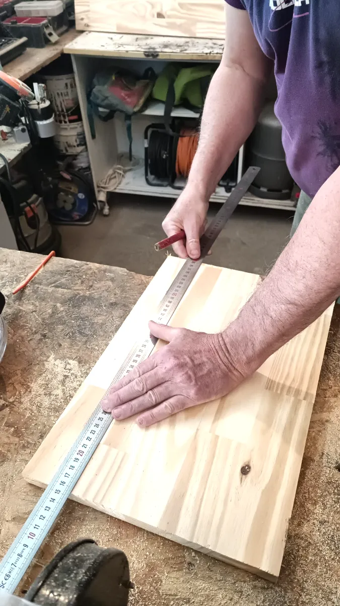Prise de mesure sur une planche de bois par GaulardSAP